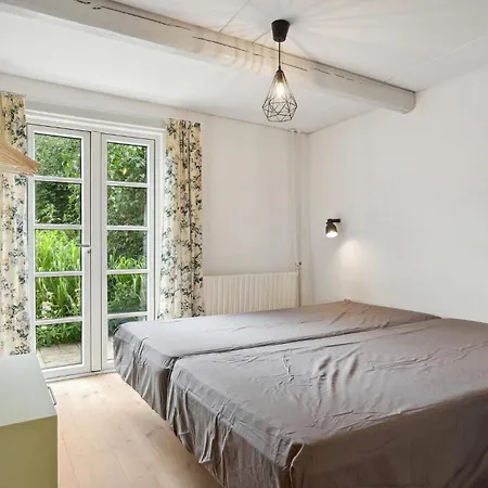 Pet Friendly In With Kitchen *