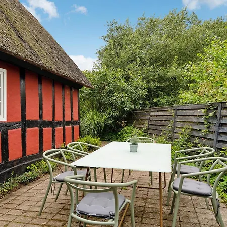 Pet Friendly In With Kitchen Holiday home