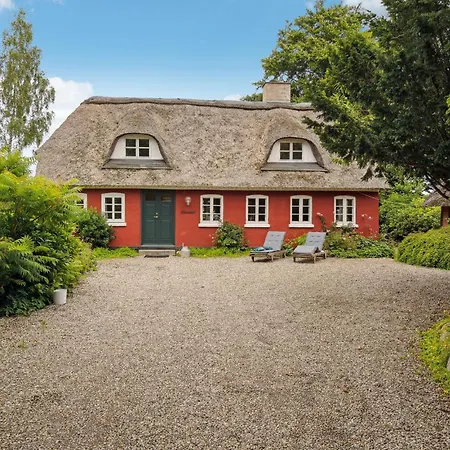 Pet Friendly In With Kitchen *