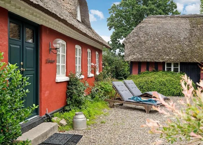 Pet Friendly In With Kitchen Holiday home