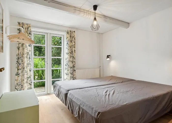 Pet Friendly In With Kitchen *