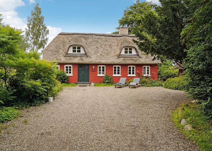 Pet Friendly In With Kitchen *